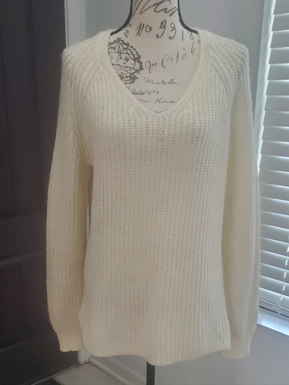 GAP White V-Neck Wood Blend Lightweight Knit Sweater L